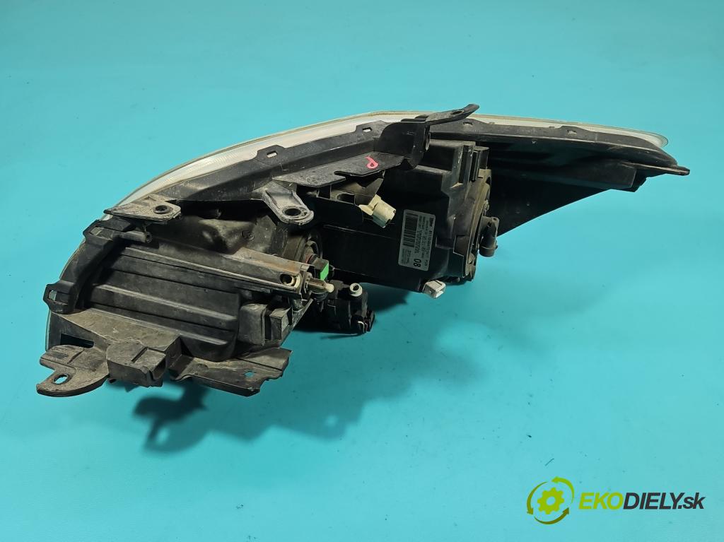 Toyota Auris I 2006-2013 1.4 VVT-I: 97KM manual 71 kW 1398 cm3 5- Reflektor: pravý 81110-02470 (Svetlo predné pravé)