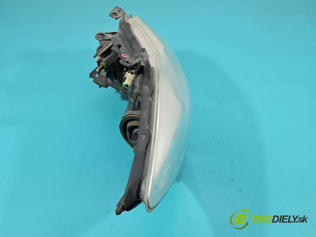 Toyota Auris I 2006-2013 1.4 VVT-I: 97KM manual 71 kW 1398 cm3 5- Reflektor: pravý 81110-02470 (Svetlo predné pravé)