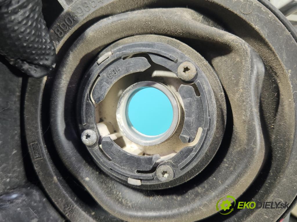 Toyota Auris I 2006-2013 1.4 VVT-I: 97KM manual 71 kW 1398 cm3 5- Reflektor: pravý 81110-02470 (Svetlo predné pravé)