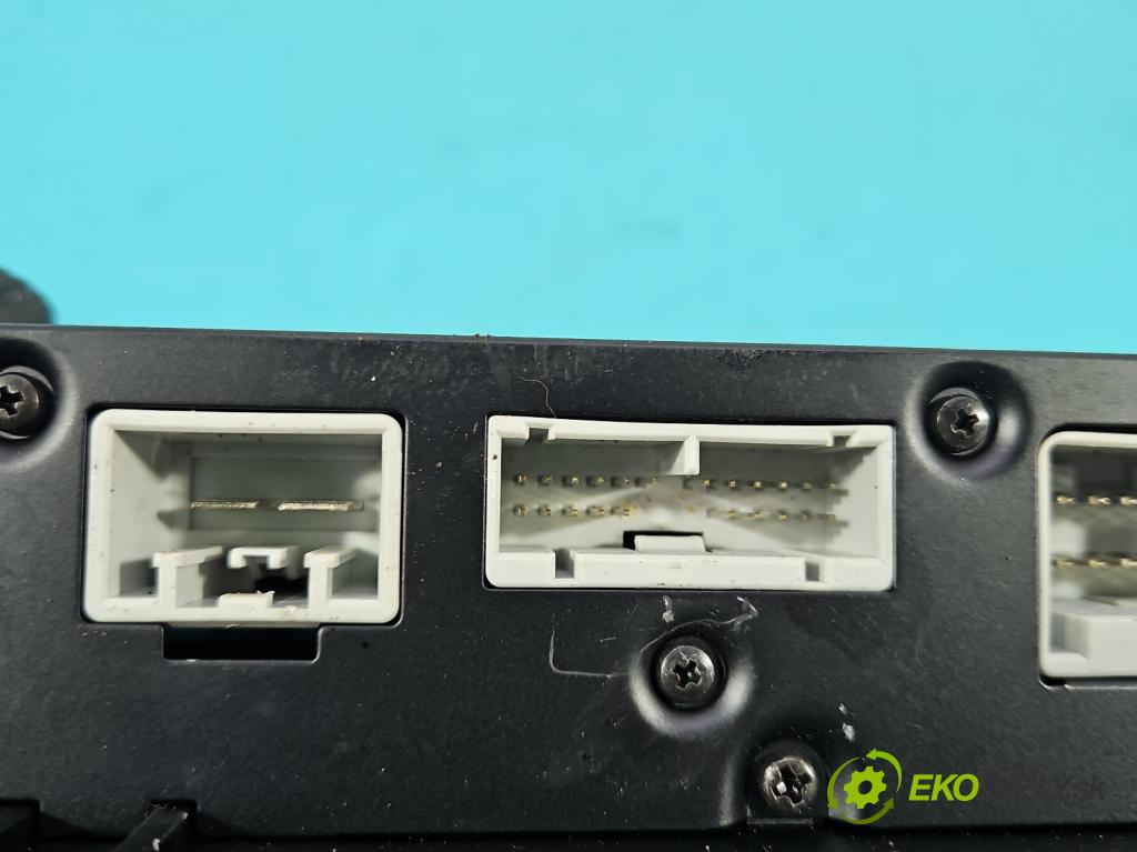 Volvo XC90 I 2002-2014 2.9 T6 272 HP automatic 200 kW 2922 cm3 5- Zesilovač: 30657755 (Zosilňovač)