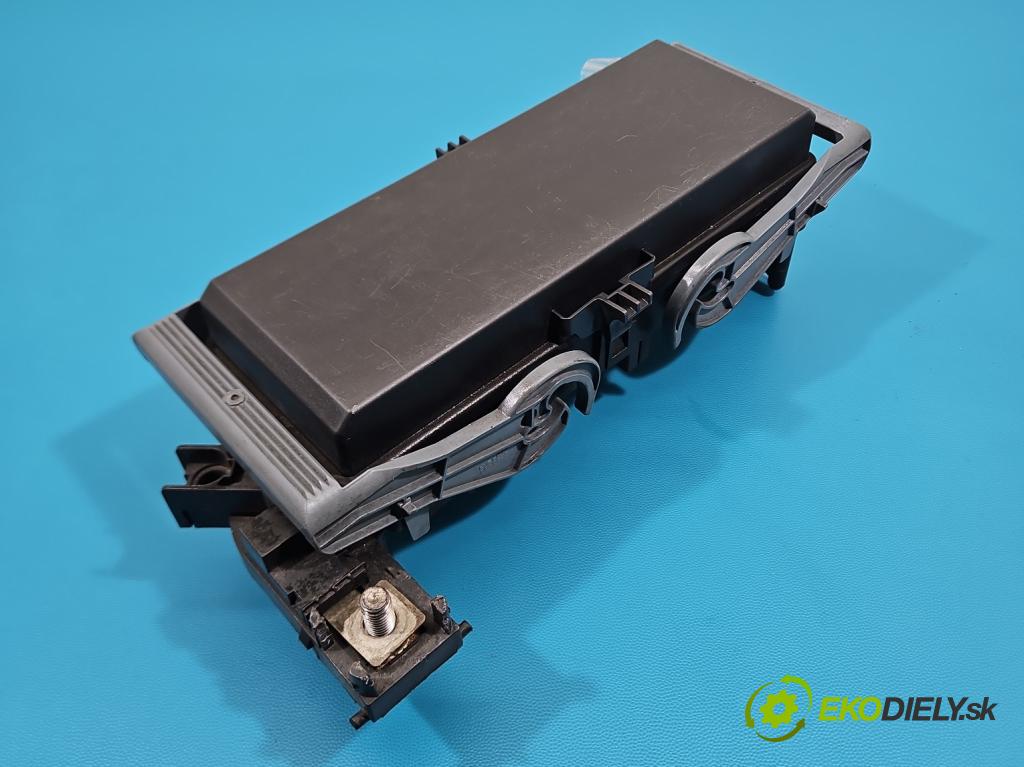 Fiat Freemont 2.0 JTD 170 HP automatic 125 kW 1956 cm3 5- skrinka poistka 68143318AF (Poistková skrinka)