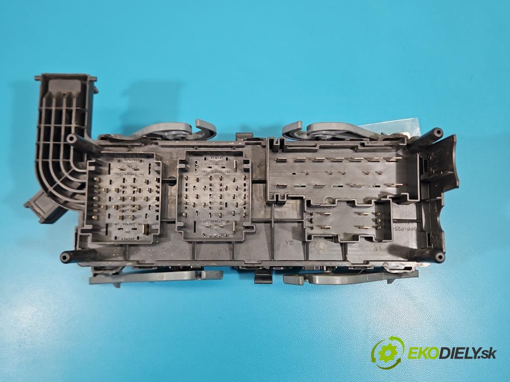 Fiat Freemont 2.0 JTD 170 HP automatic 125 kW 1956 cm3 5- skrinka poistka 68143318AF (Poistková skrinka)