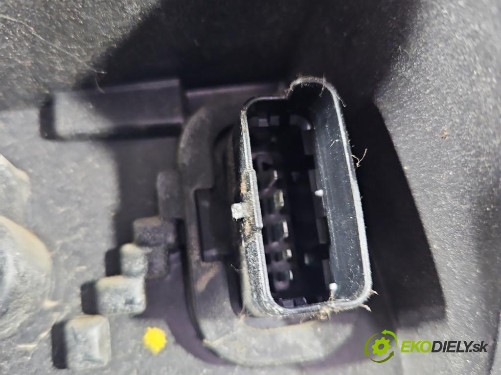 Renault Clio III 2005-2012 1.5 dci 68 HP manual 50 kW 1461 cm3 5- svetlo / reflektor zadné ľavé 8200886944 (Kľučka dverí ostatné)