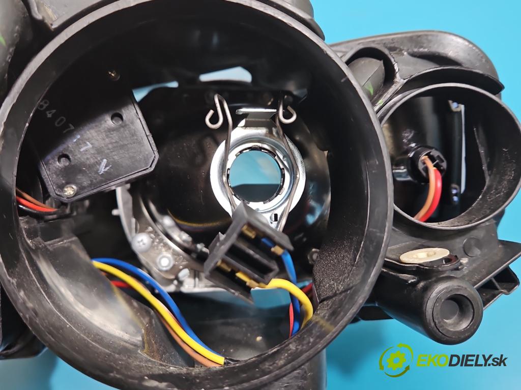 Vw Passat B6 2005-2010 1.9 TDI 105 HP manual 77 kW 1896 cm3 4- Reflektor: pravý  (Svetlo predné pravé)