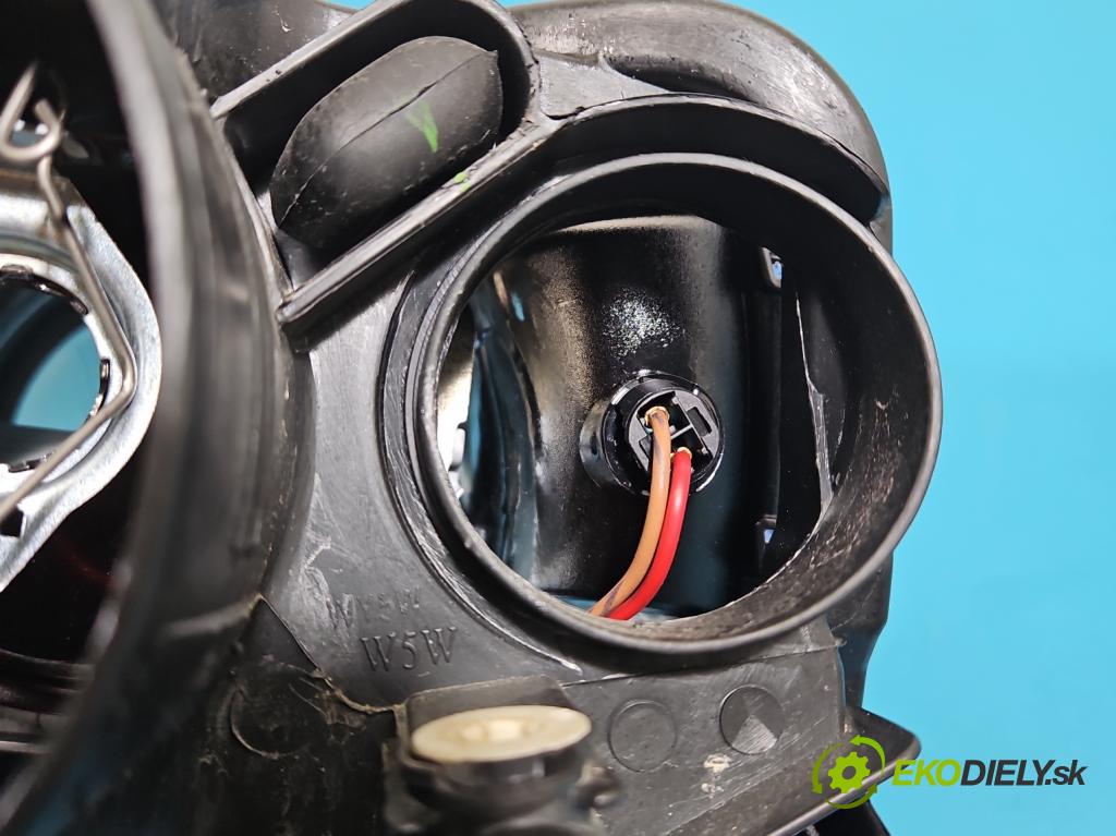 Vw Passat B6 2005-2010 1.9 TDI 105 HP manual 77 kW 1896 cm3 4- Reflektor: pravý  (Svetlo predné pravé)