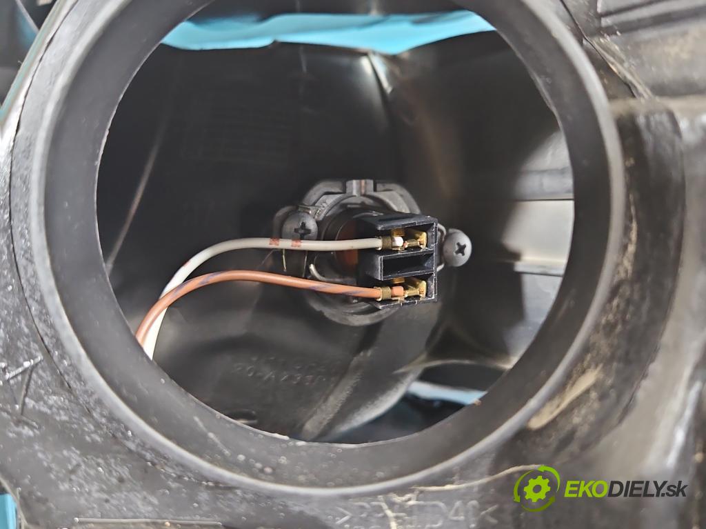 Vw Passat B6 2005-2010 1.9 TDI 105 HP manual 77 kW 1896 cm3 4- Reflektor: pravý  (Svetlo predné pravé)