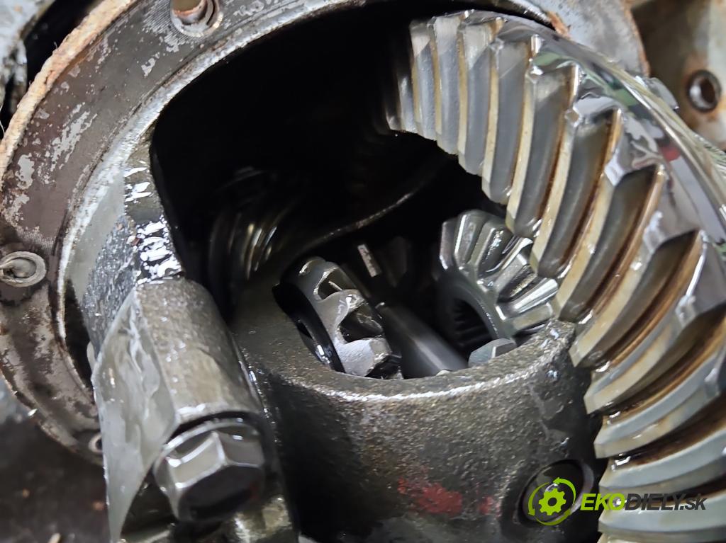 Suzuki JIMNY III 1998-2018 1.3 16V VVT 80 HP manual 59 kW 1298 cm3 3- Most: predný