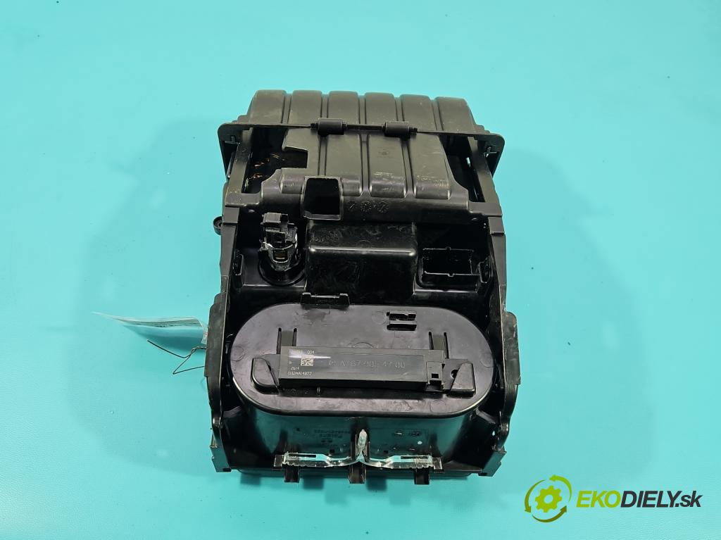 Mercedes CLA C118/X118 2019-2025 1.3b: 163 HP automatic 120 kW 1300 cm3 4- Rukojeť: na nápoje: A1679054700 (Držiak (úchyt) na nápoje)