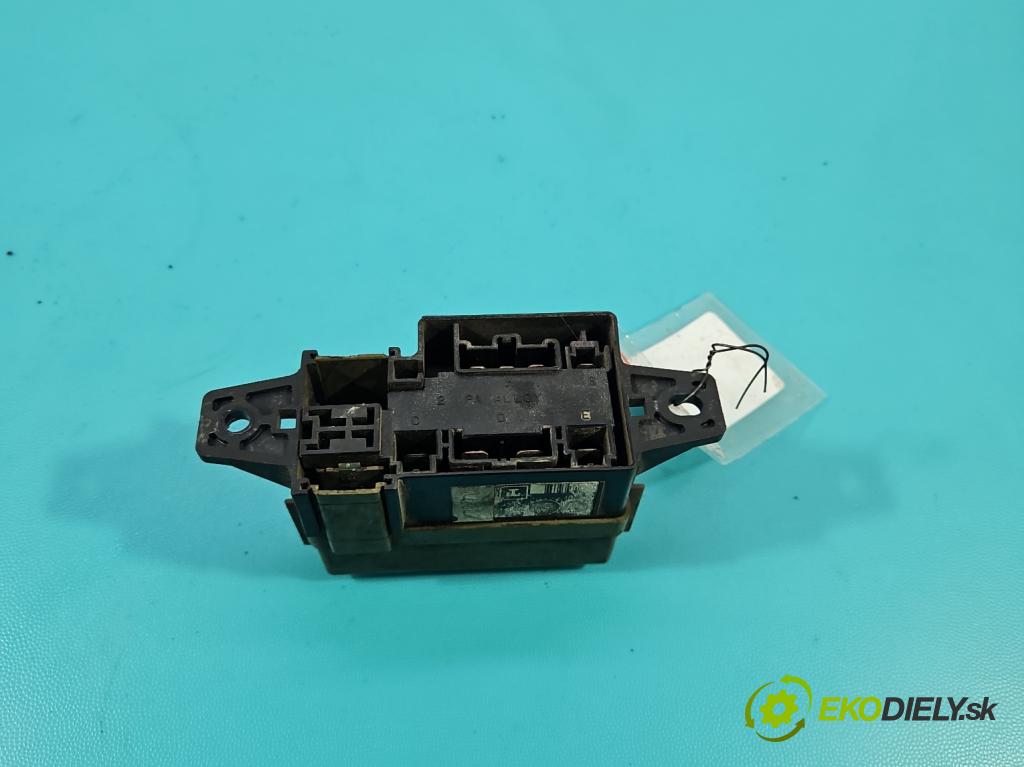 Suzuki JIMNY III 1998-2018 1.3 16V VVT 80 HP manual 59 kW 1298 cm3 3- skrinka poistka  (Poistková skrinka)