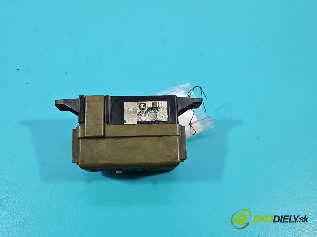 Suzuki JIMNY III 1998-2018 1.3 16V VVT 80 HP manual 59 kW 1298 cm3 3- skrinka poistka  (Poistková skrinka)