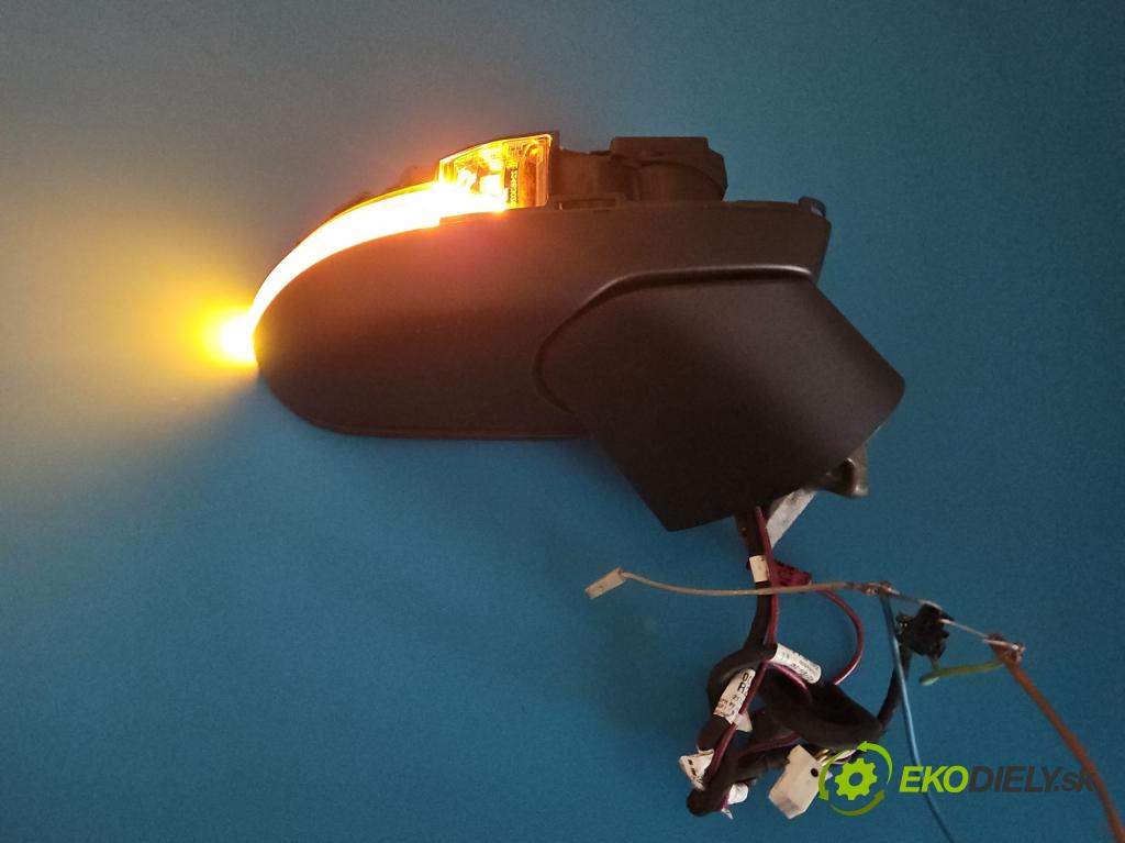 Mercedes CLA C118/X118 2019-2025 1.3b: 163 hp automatic 120 kW 1300 cm3 4- zpětné zrcátko pravé  (Klika dveří ostatní)