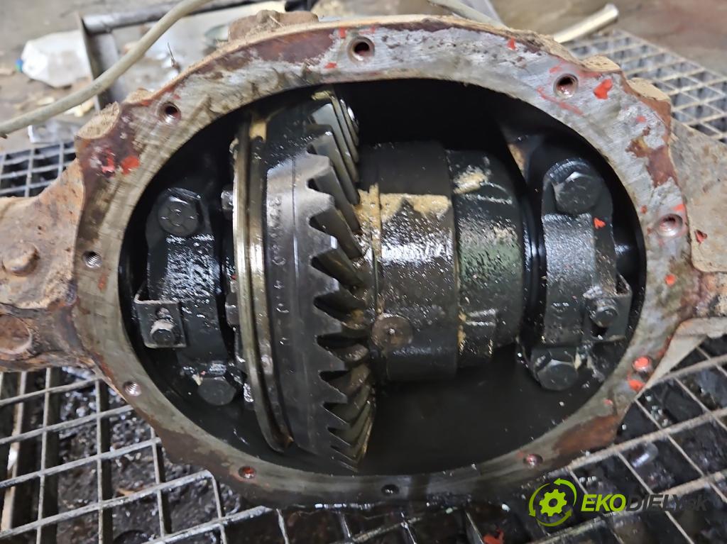 Jeep Cherokee XJ 1984-2001 122 HP manual 90 kW 2465 cm3 5- Most: zadní: