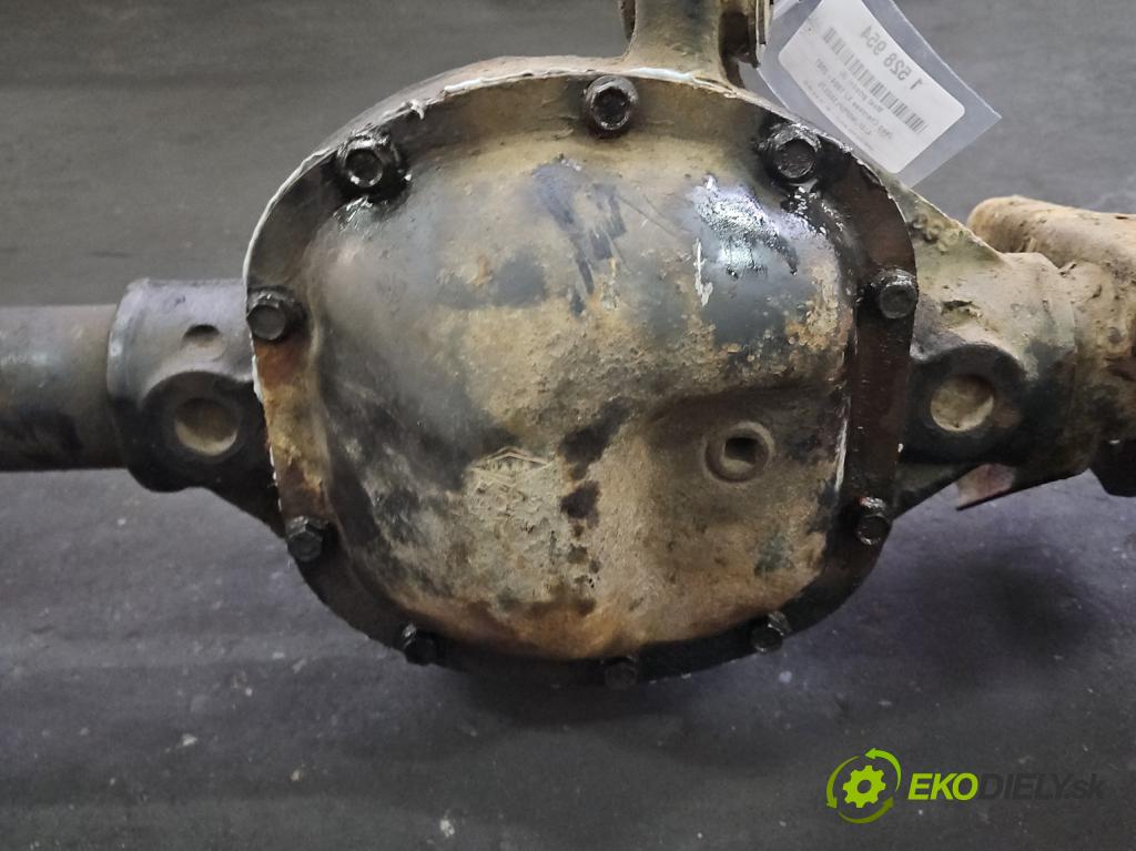 Jeep Cherokee XJ 1984-2001 122 HP manual 90 kW 2465 cm3 5- Most: predný