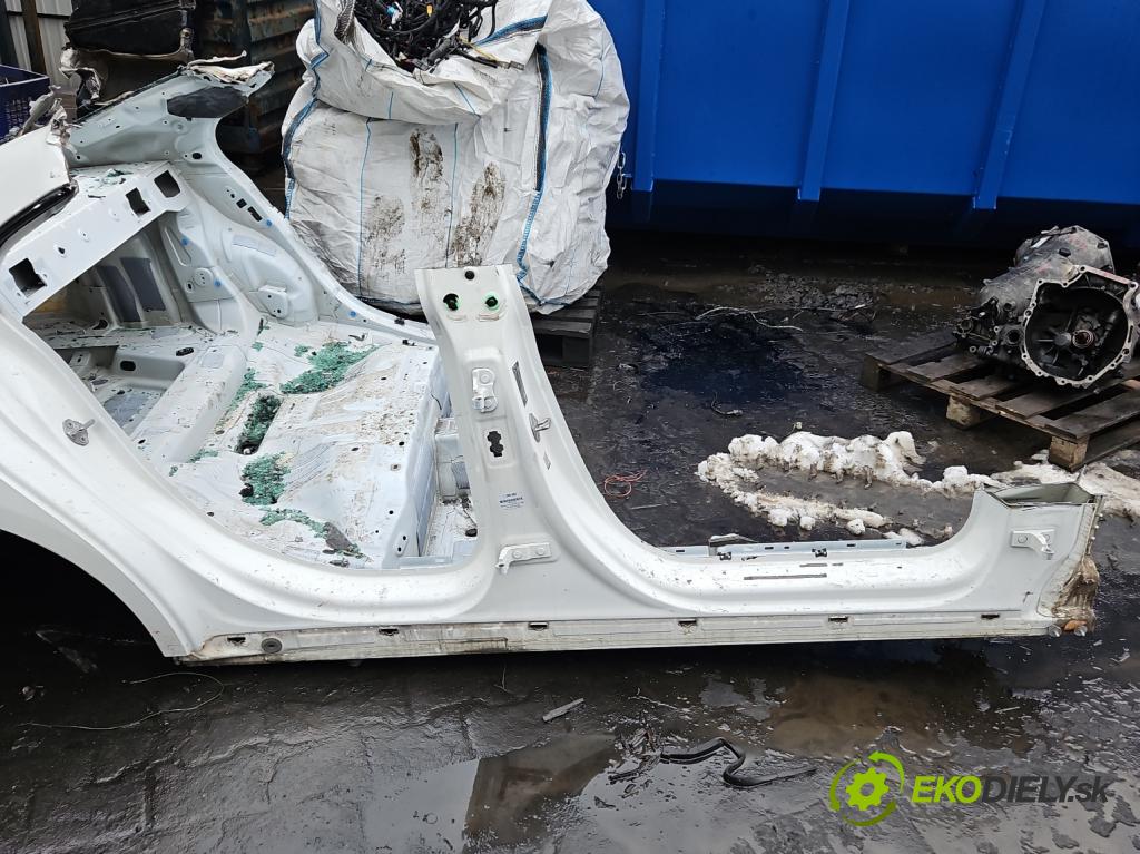 Mercedes CLA C118/X118 2019-2025 1.3b: 163 hp automatic 120 kW 1300 cm3 4- práh pravý  (Karoserie ostatní)