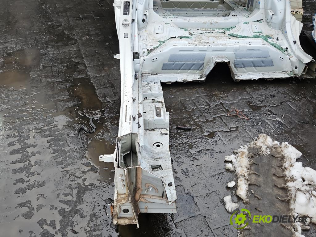 Mercedes CLA C118/X118 2019-2025 1.3b: 163 hp automatic 120 kW 1300 cm3 4- práh pravý  (Karoserie ostatní)