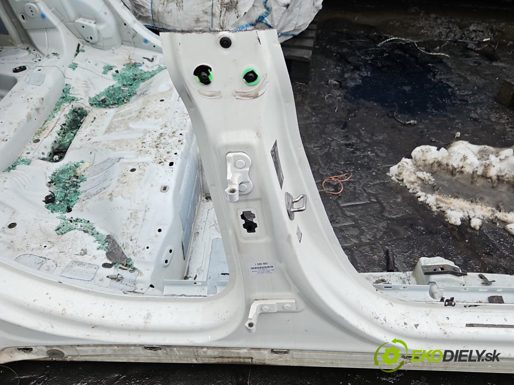 Mercedes CLA C118/X118 2019-2025 1.3b: 163 hp automatic 120 kW 1300 cm3 4- práh pravý  (Karoserie ostatní)