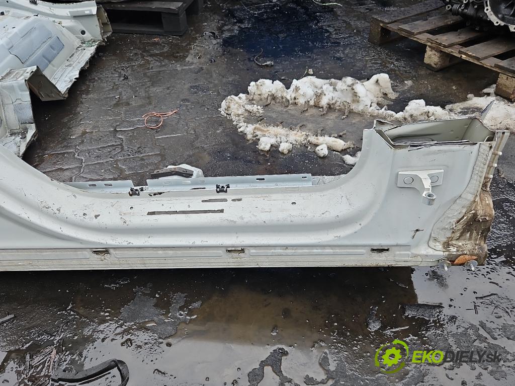 Mercedes CLA C118/X118 2019-2025 1.3b: 163 hp automatic 120 kW 1300 cm3 4- práh pravý  (Karoserie ostatní)