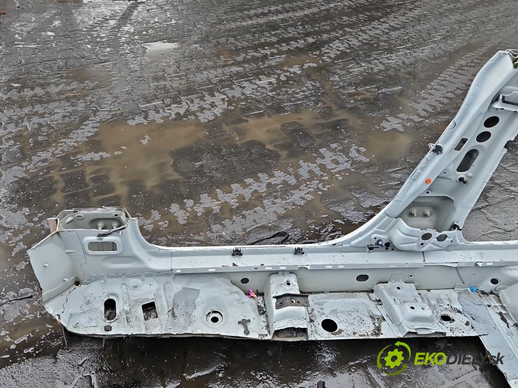 Mercedes CLA C118/X118 2019-2025 1.3b: 163 hp automatic 120 kW 1300 cm3 4- práh pravý  (Karoserie ostatní)