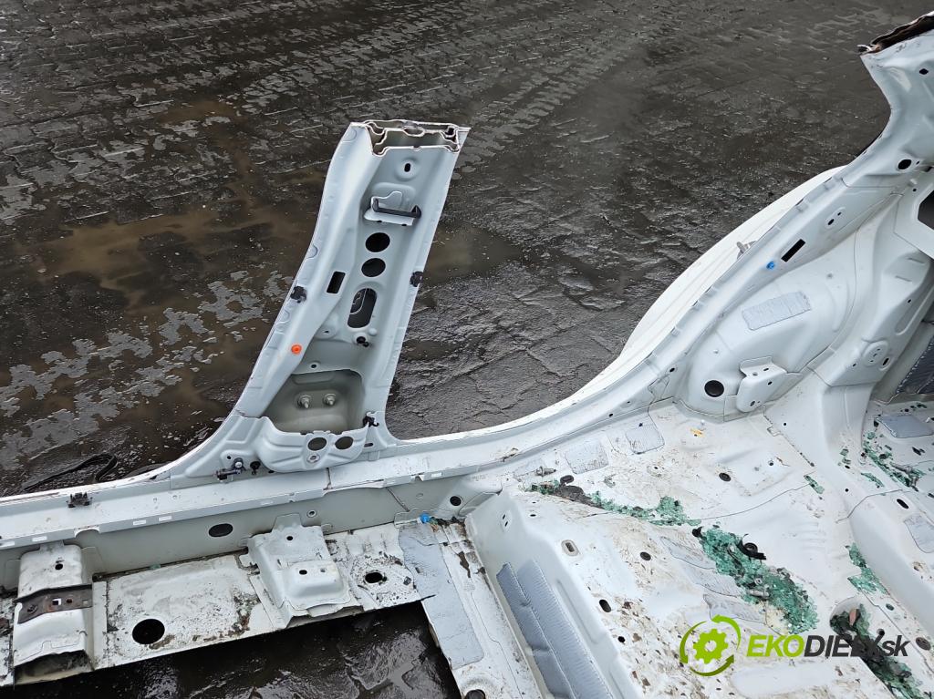 Mercedes CLA C118/X118 2019-2025 1.3b: 163 hp automatic 120 kW 1300 cm3 4- práh pravý  (Karoserie ostatní)