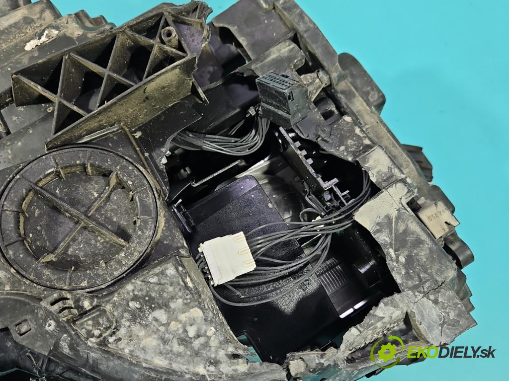 Vw Passat B8 2014 - 1.4 tsi 125 hp manual 92 kW 1395 cm3 4- světlo pravý 3G1941036L (Pravé přední světlo)