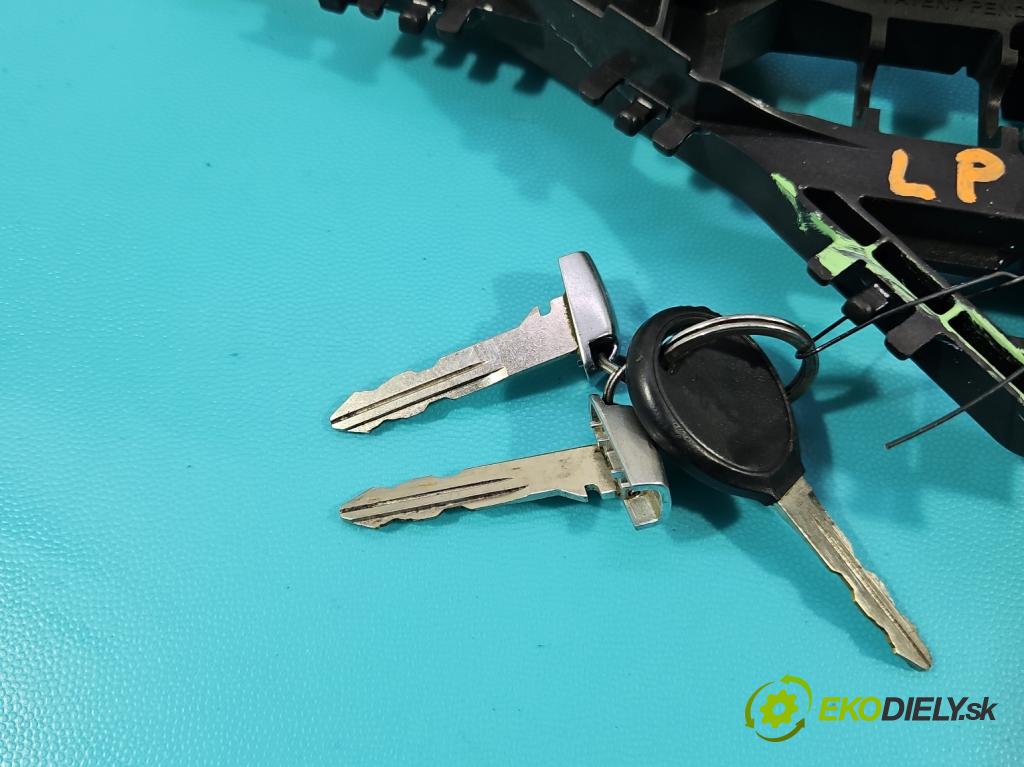 Fiat Freemont 2.0 JTD 170 HP automatic 125 kW 1956 cm3 5- rukoväť predné ľavé mimo: 4582-1000 (Kľučka dverí vonkajšia predná ľavá)