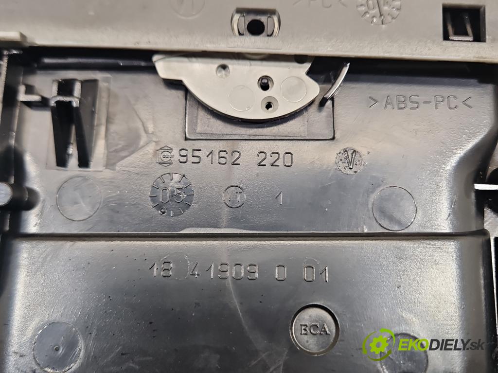 Vw Passat B5 1995-2005 1.9 TDI 131 hp manual 96 kW 1896 cm3 5- Mřížka: topení medián: 3B0819728D (Mřížka topení)