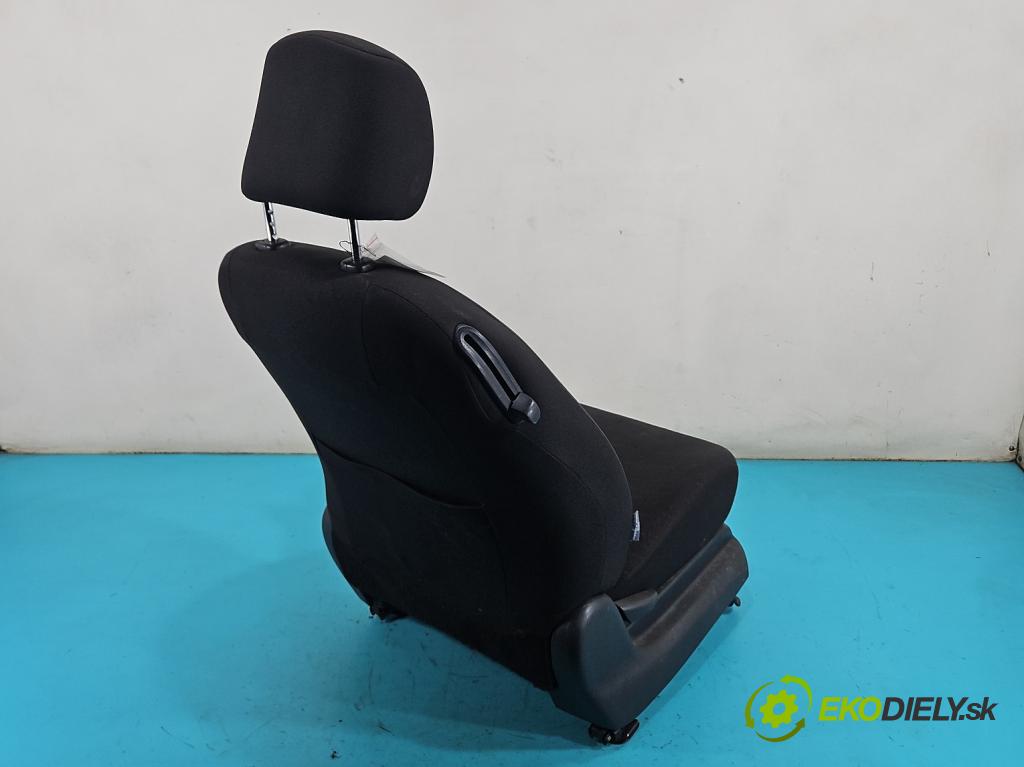 Toyota Yaris II 2005-2011 1.0 vvti 69KM manual 51 kW 998 cm3 3- Sedačka pravý  (Sedadlo)