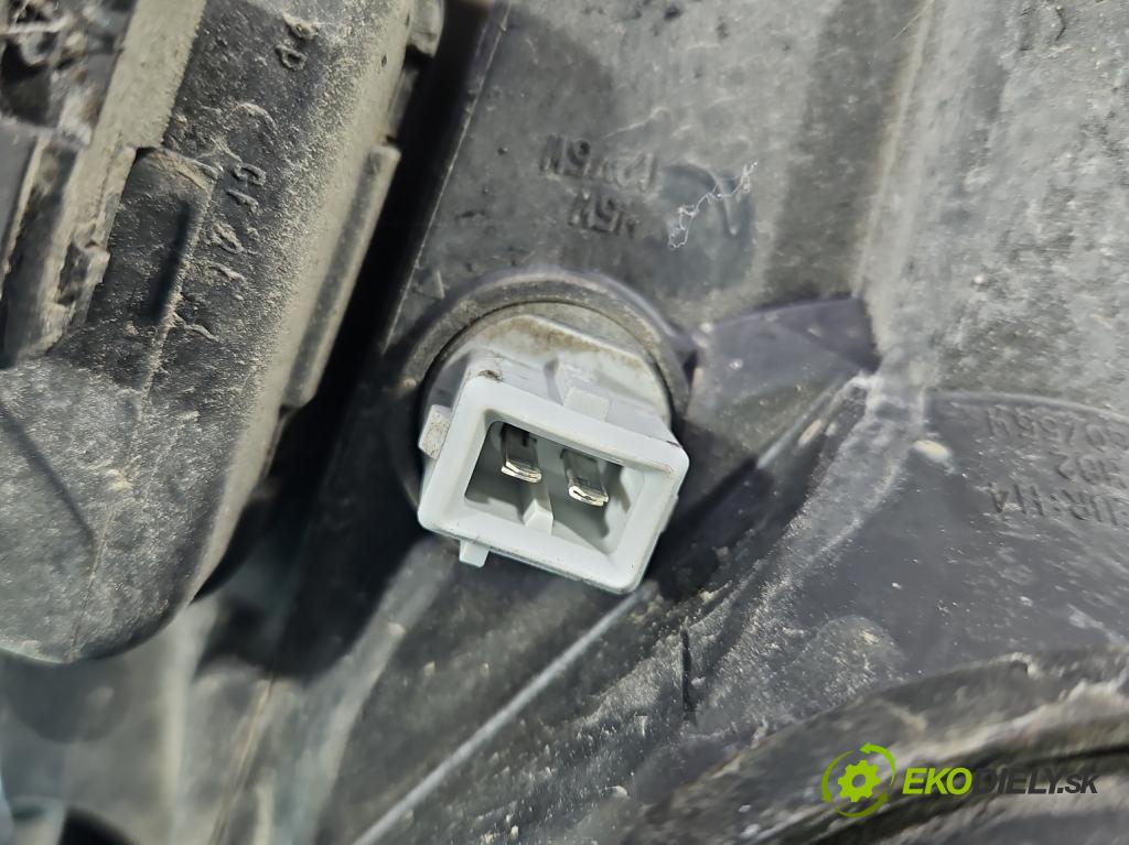 Toyota Yaris II 2005-2011 1.0 vvti 69KM manual 51 kW 998 cm3 3- Reflektor: ľavý  (Kľučka dverí ostatné)