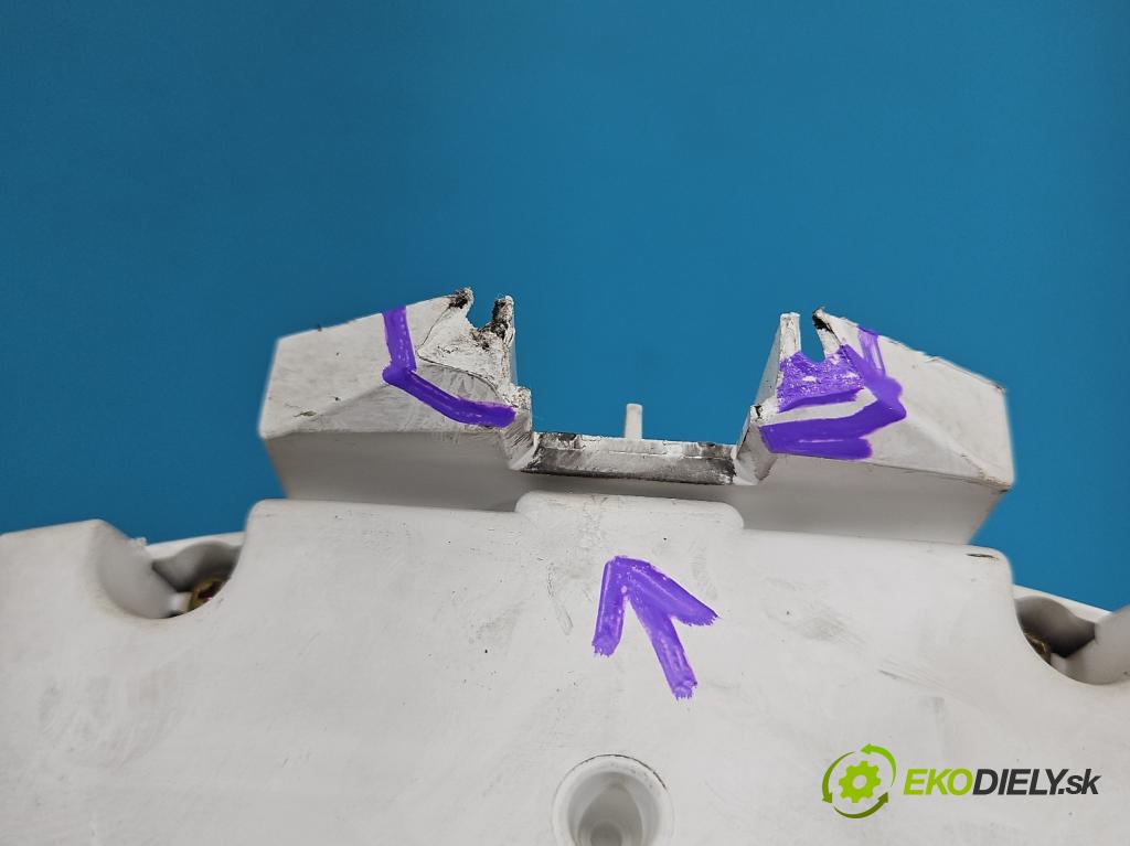 Volvo V50 2.0d 136 HP manual 100 kW 1997 cm3 5- prístrojovka/ budíky 30710071 (Prístrojová doska)