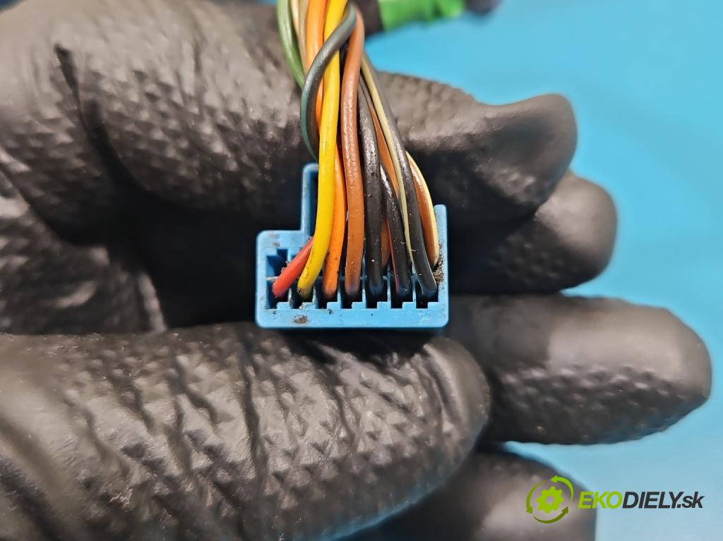 Volvo V50 2.0d 136hp manual 100 kW 1997 cm3 5- zpětné zrcátko pravé  (Klika dveří ostatní)