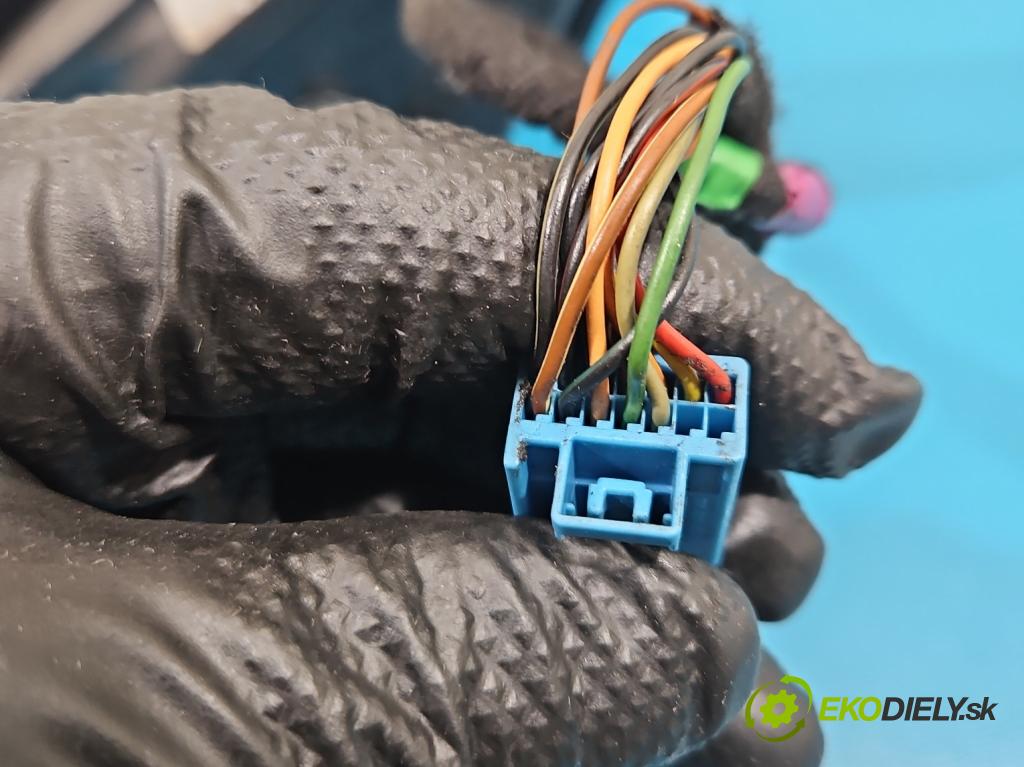 Volvo V50 2.0d 136hp manual 100 kW 1997 cm3 5- zpětné zrcátko pravé  (Klika dveří ostatní)