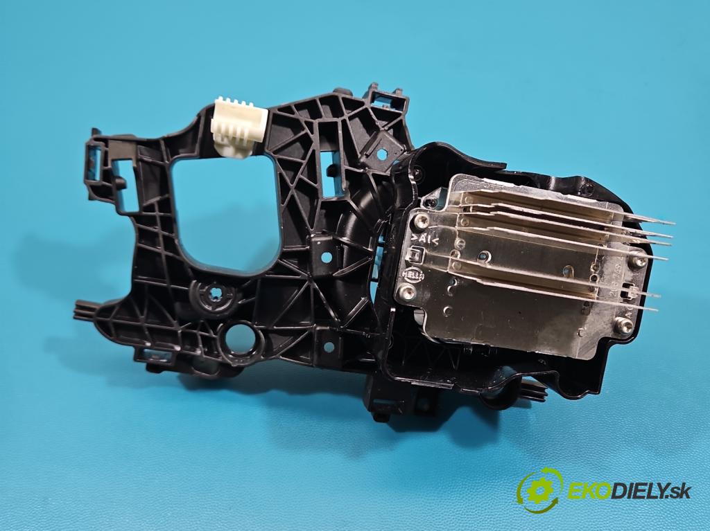 Mercedes CLA C118/X118 2019-2025 1.3b: 163 HP automatic 120 kW 1300 cm3 4- Šošovka reflektor: pravej časti