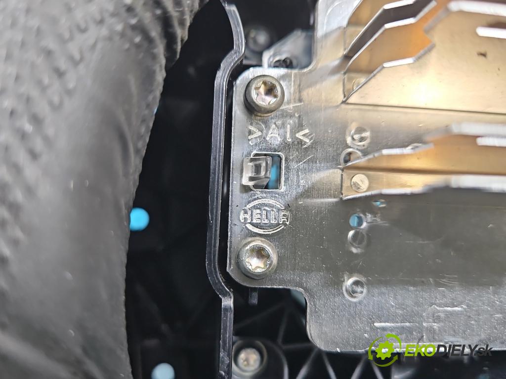 Mercedes CLA C118/X118 2019-2025 1.3b: 163 HP automatic 120 kW 1300 cm3 4- Šošovka reflektor: pravej časti