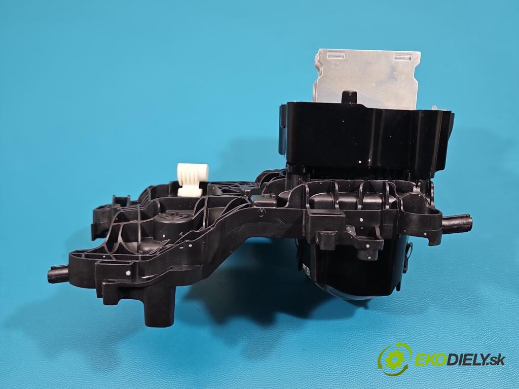 Mercedes CLA C118/X118 2019-2025 1.3b: 163 HP automatic 120 kW 1300 cm3 4- Šošovka reflektor: pravej časti