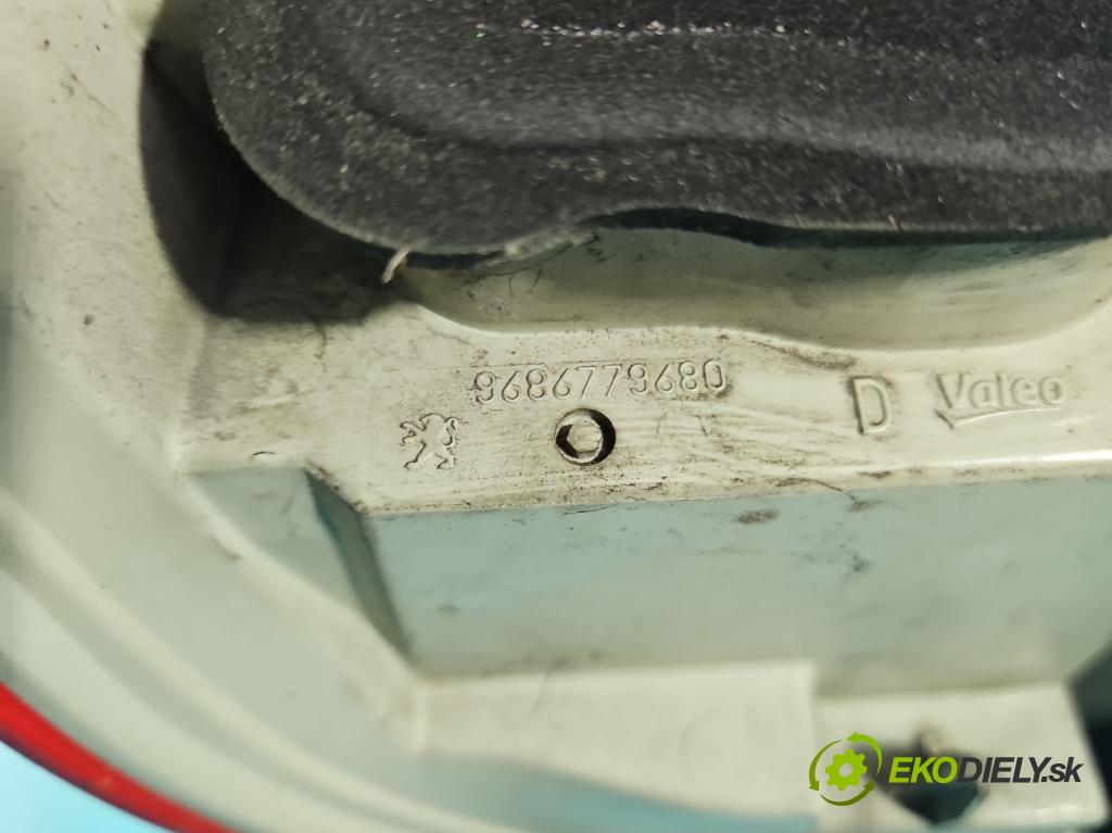 Peugeot 508 I 2010-2018 2.0 HDI 163 HP manual 120 kW 1997 cm3 5- svetlo / reflektor zadné pravé 9686779680 (Kľučka dverí ostatné)