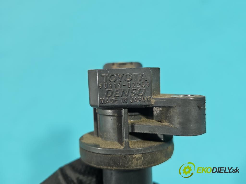 Toyota Yaris II 2005-2011 1.0 vvti 69KM manual 51 kW 998 cm3 3- cievka zapaľovacia 90919-02239 (Zapaľovacia cievka)