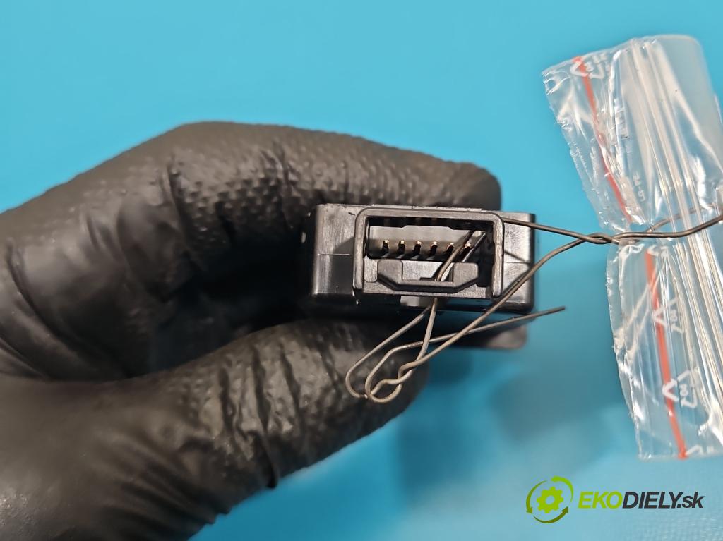 Toyota Prius II XW20 2003-2009 1.5b: 77 HP automatic 57 kW 1497 cm3 5- prepínač brzda: ručný 15A685 (Prepínacie páčky pod volantom)