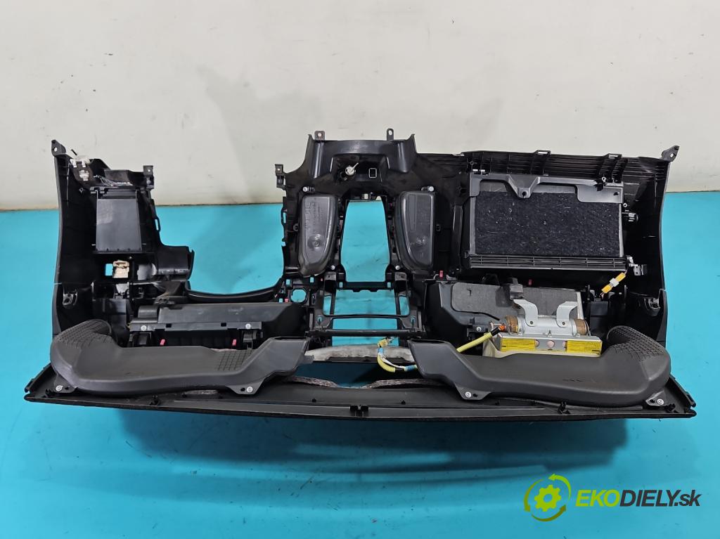 Toyota Yaris II 2005-2011 1.0 vvti 69KM manual 51 kW 998 cm3 3- kokpit,pristrojová doska rozdeľovacia