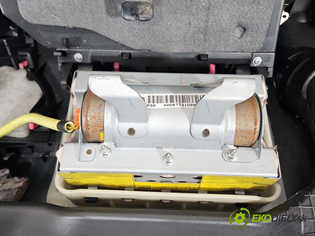 Toyota Yaris II 2005-2011 1.0 vvti 69KM manual 51 kW 998 cm3 3- kokpit,pristrojová doska rozdeľovacia