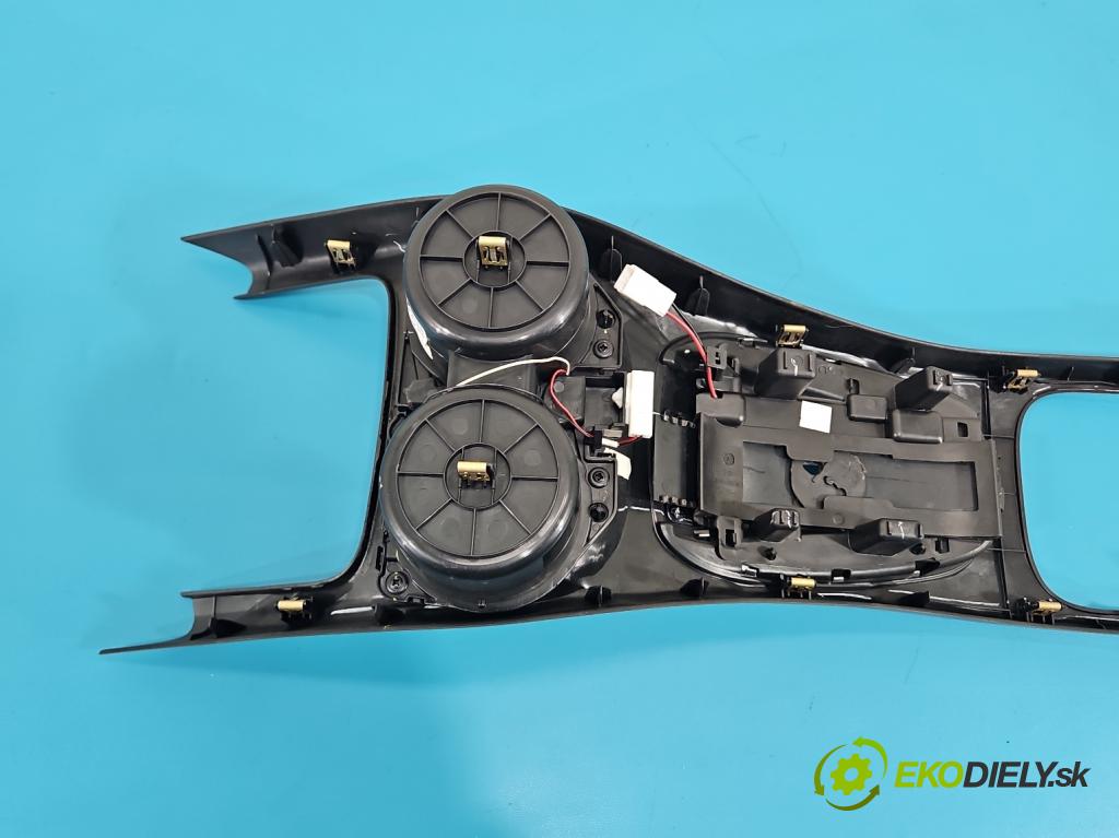 Fiat Freemont 2.0 JTD 170 HP automatic 125 kW 1956 cm3 5- Rukojeť: na nápoje: 1QG55JXP (Držiak (úchyt) na nápoje)