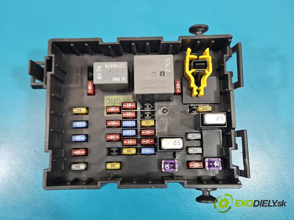 Fiat Freemont 2.0 JTD 170 hp automatic 125 kW 1956 cm3 5- skříňka pojistková 68068355AE (Pojistková skříňka)