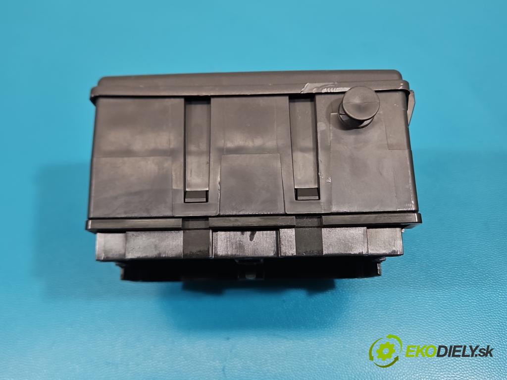 Fiat Freemont 2.0 JTD 170 hp automatic 125 kW 1956 cm3 5- skříňka pojistková 68068355AE (Pojistková skříňka)