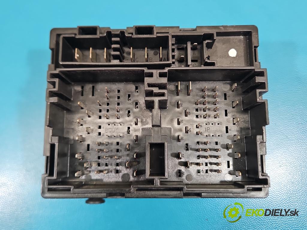 Fiat Freemont 2.0 JTD 170 hp automatic 125 kW 1956 cm3 5- skříňka pojistková 68068355AE (Pojistková skříňka)