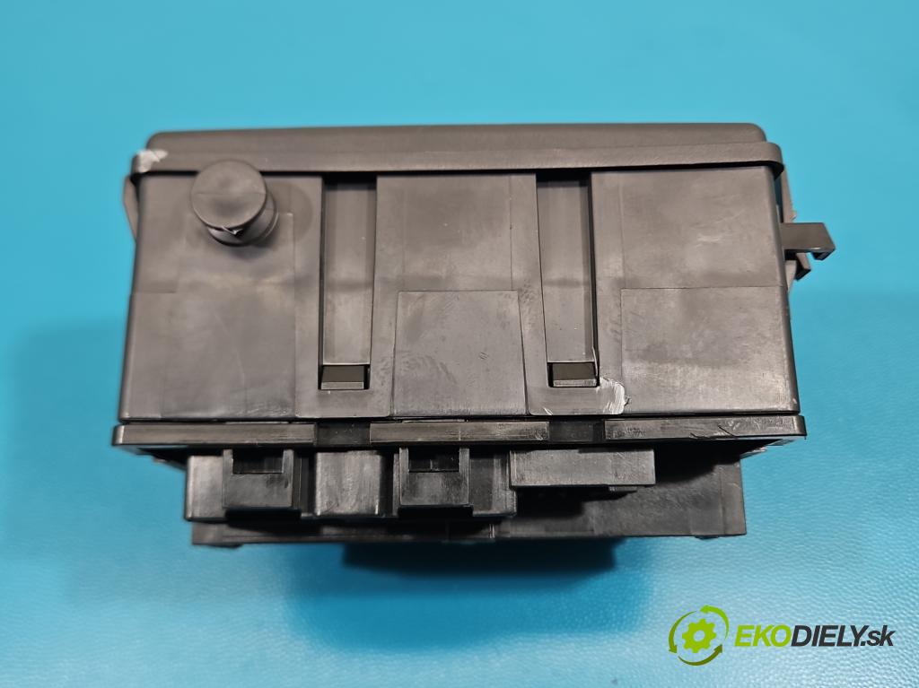 Fiat Freemont 2.0 JTD 170 hp automatic 125 kW 1956 cm3 5- skříňka pojistková 68068355AE (Pojistková skříňka)