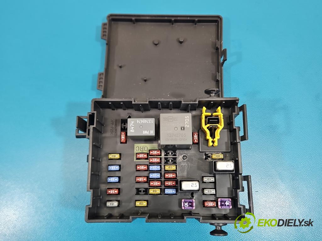 Fiat Freemont 2.0 JTD 170 hp automatic 125 kW 1956 cm3 5- skříňka pojistková 68068355AE (Pojistková skříňka)