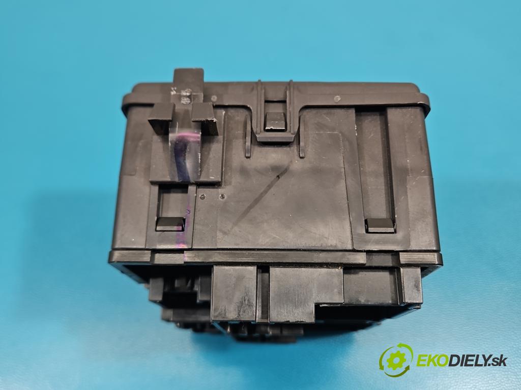 Fiat Freemont 2.0 JTD 170 hp automatic 125 kW 1956 cm3 5- skříňka pojistková 68068355AE (Pojistková skříňka)