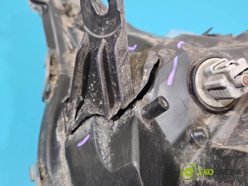 Toyota Rav4 V 2018- 2.5 hybrid 178KM automatic 131 kW 2487 cm3 5- světlo pravý  (Pravé přední světlo)