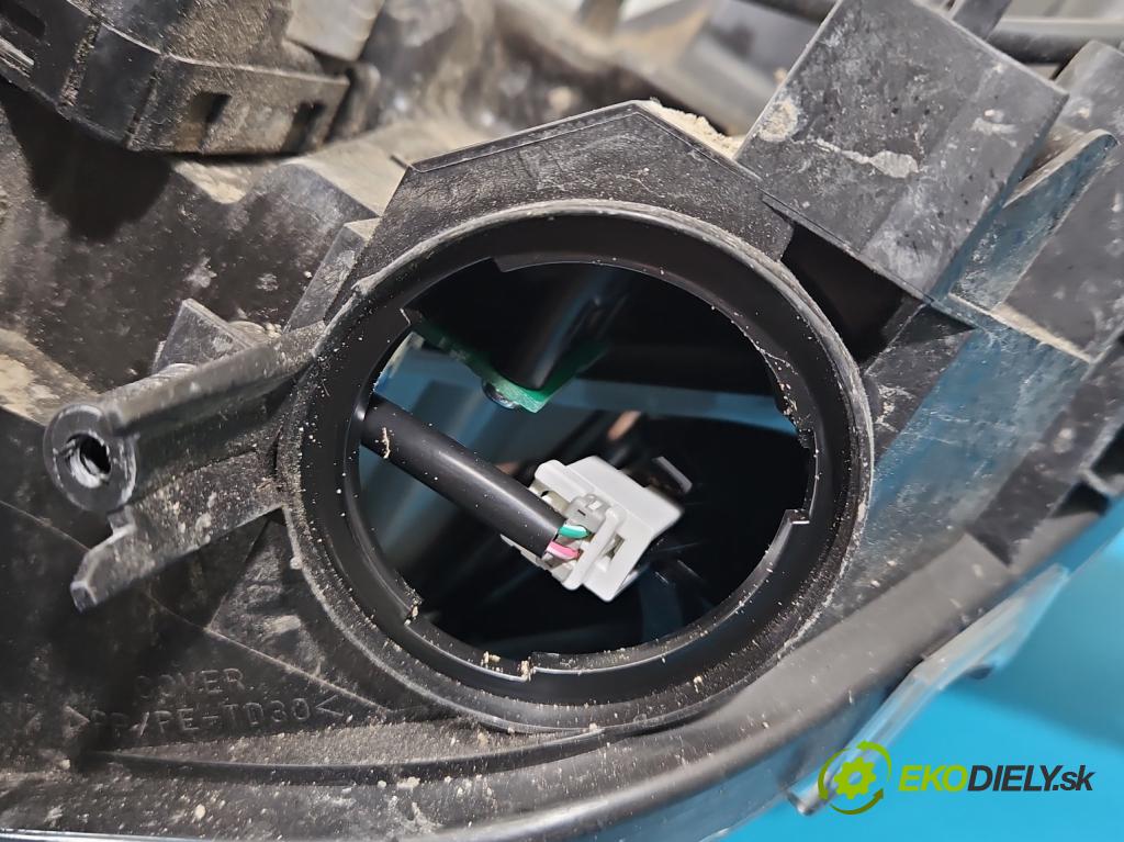 Toyota Rav4 V 2018- 2.5 hybrid 178KM automatic 131 kW 2487 cm3 5- světlo pravý  (Pravé přední světlo)