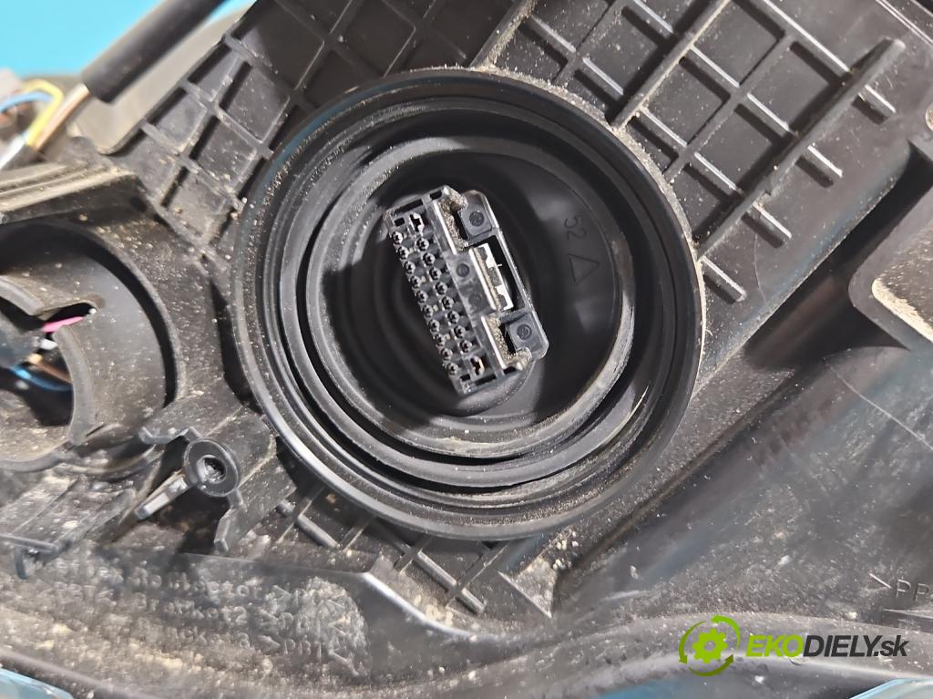 Toyota Rav4 V 2018- 2.5 hybrid 178KM automatic 131 kW 2487 cm3 5- světlo pravý  (Pravé přední světlo)