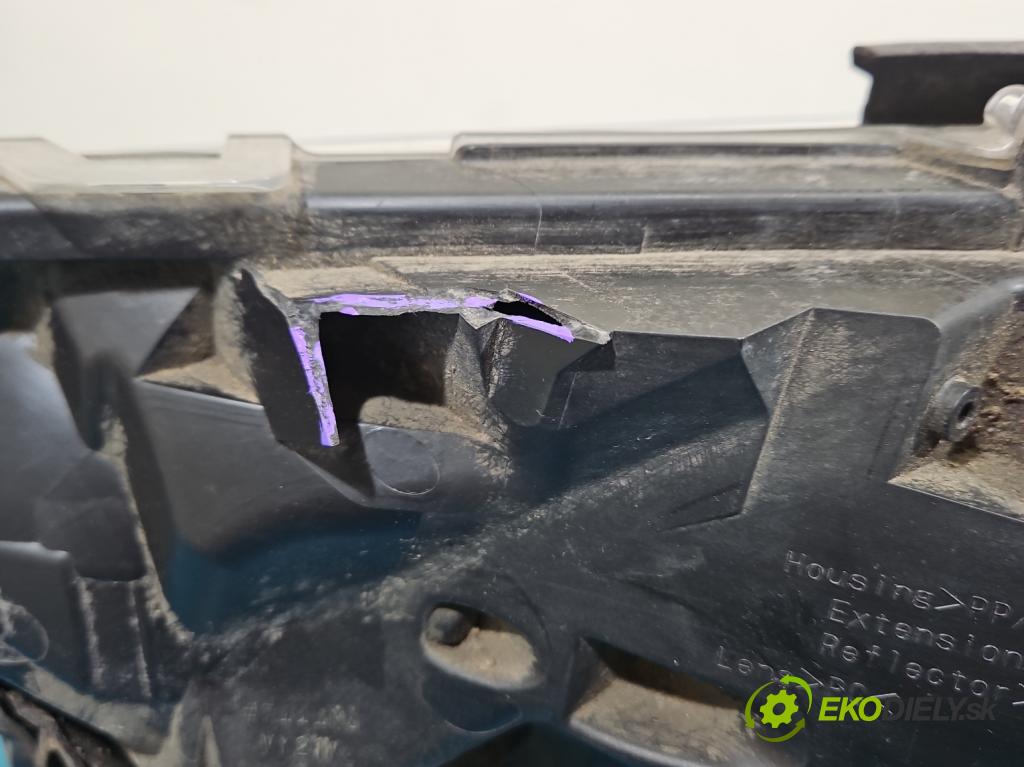 Toyota Rav4 V 2018- 2.5 hybrid 178KM automatic 131 kW 2487 cm3 5- světlo pravý  (Pravé přední světlo)